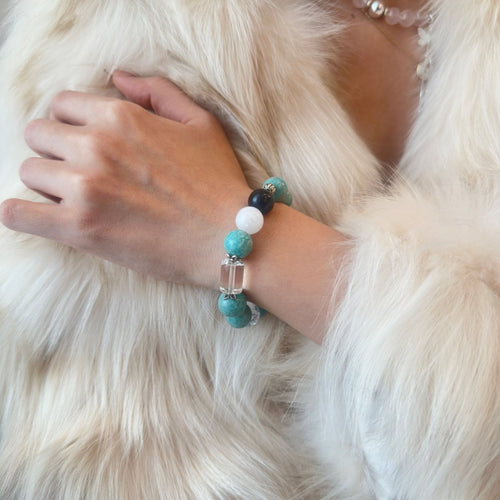 wearing-12mm-amazonite-obsidian-mixed-bracelet-for-confidence