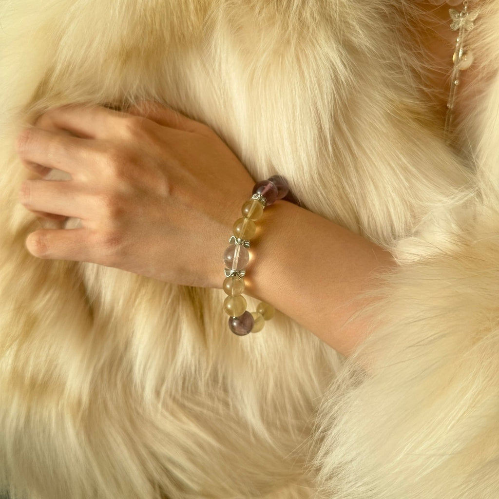 wearing-citrine-amethyst-bracelet-for-decision-making