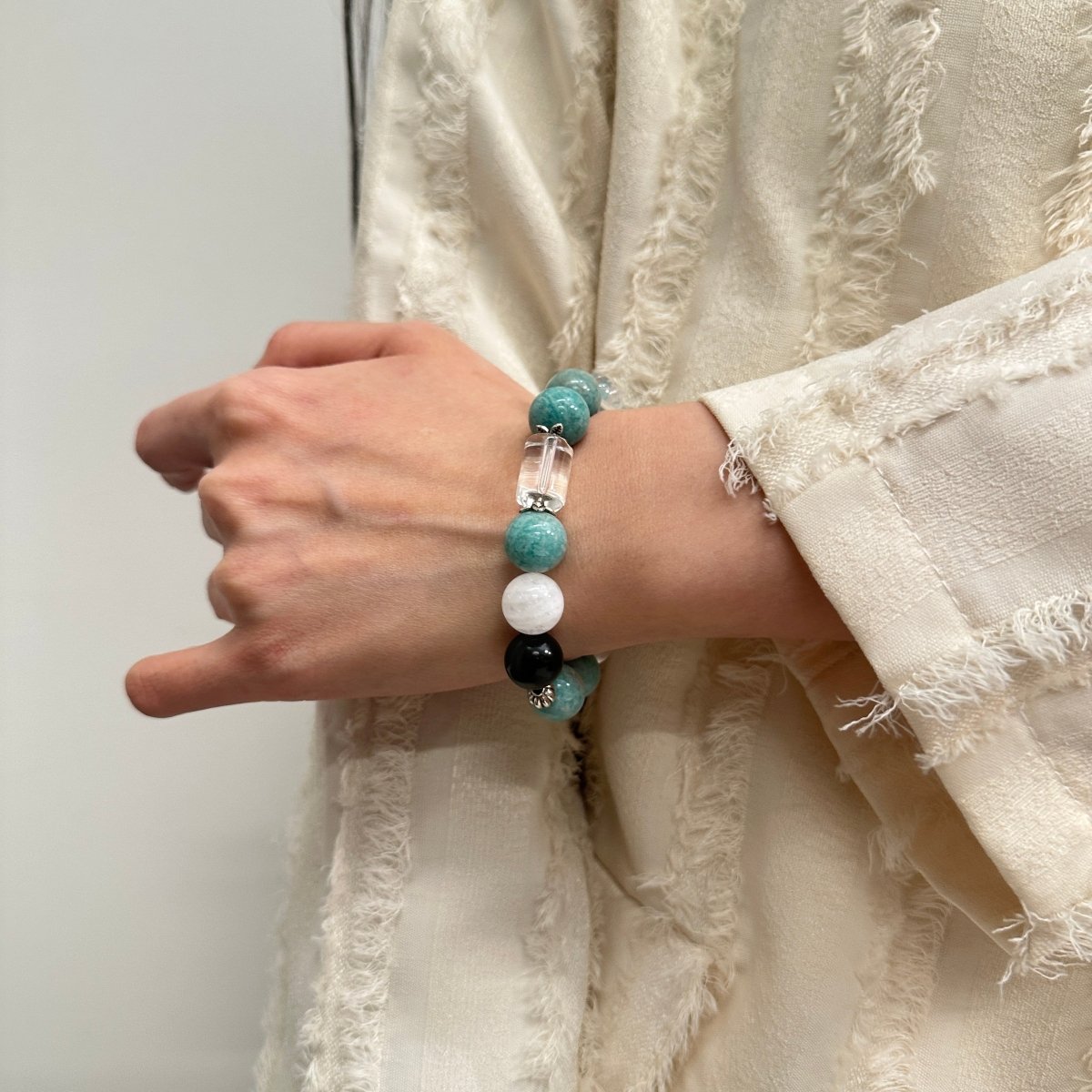 wearing-12mm-amazonite-obsidian-mixed-bracelet-for-confidence