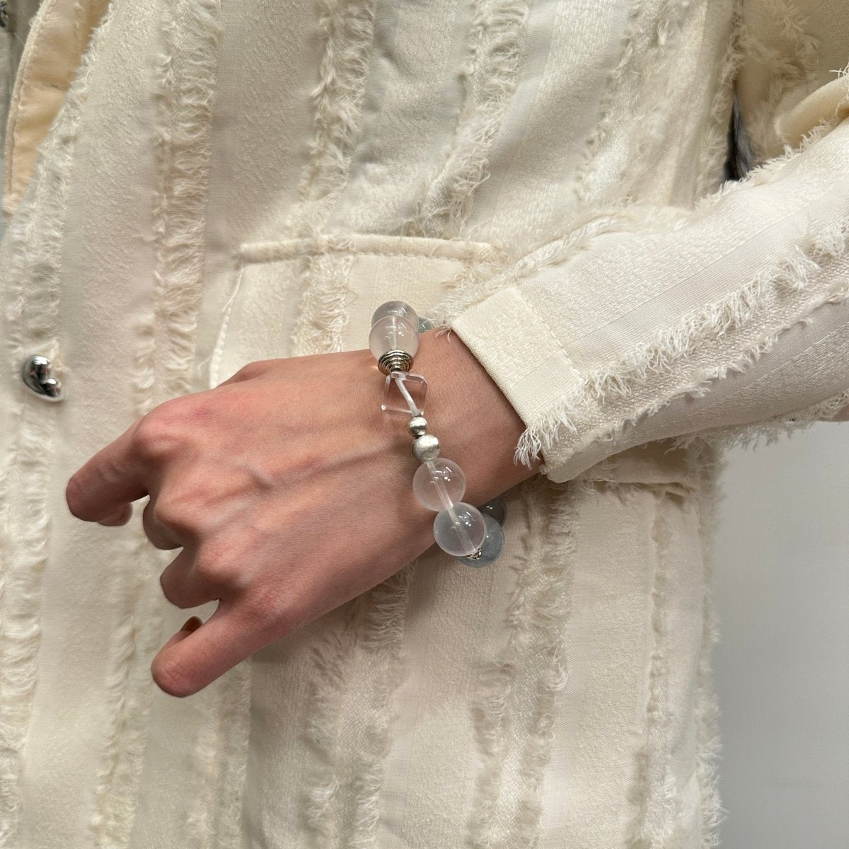 wearing-large-bead-green-fluorite-bracelet-for-focus